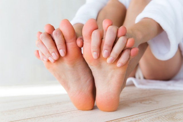 Ruke i stopala su vam uvek hladni? Rani znakovi ove bolesti se uočavaju još u mladosti